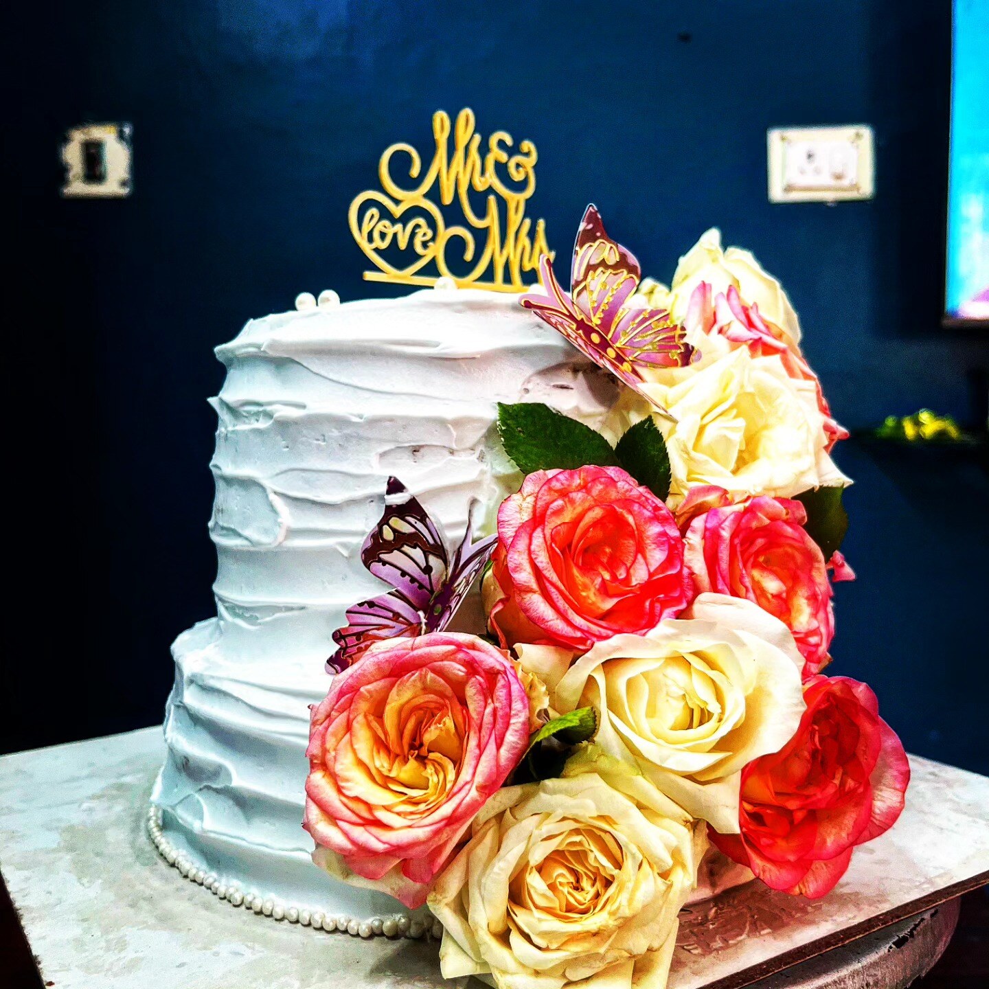 White ruffle cake with fresh roses